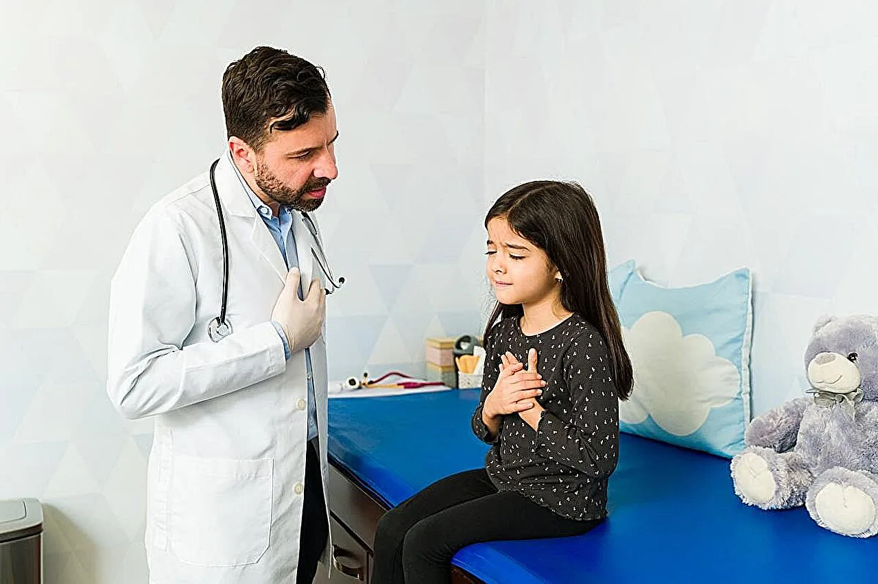 Pediyatristlerin üçte birinden fazlası, göçmen ailelerin çocuklara bakım aramaktan kaçındığını rapor ediyor
