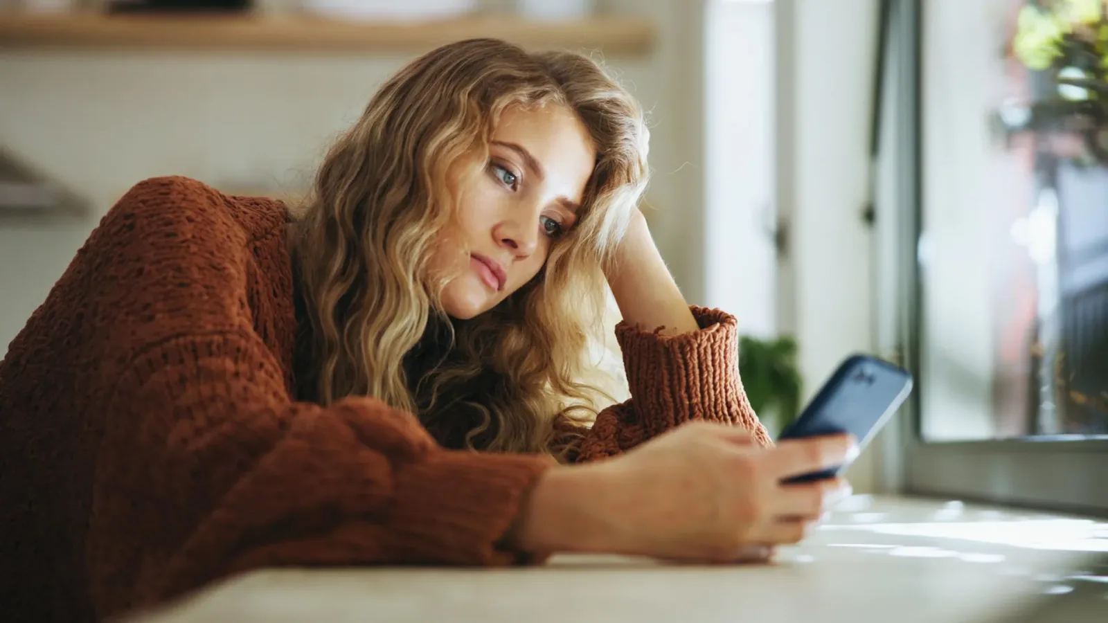 Sürekli Akıllı Telefon Kaydırmasıyla Bağlantılı Gizli Sorunlar: Hafıza, Dikkat ve Uyku Bozuklukları