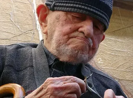 97 yaşında şemsiye tamirci Dursun Yıldız, müşteri isteklerine karşılık tezgahına döndü